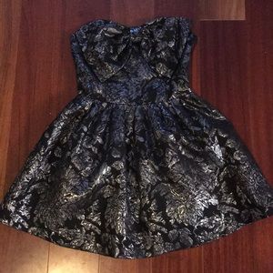 Strapless dress black and silver with bow detail